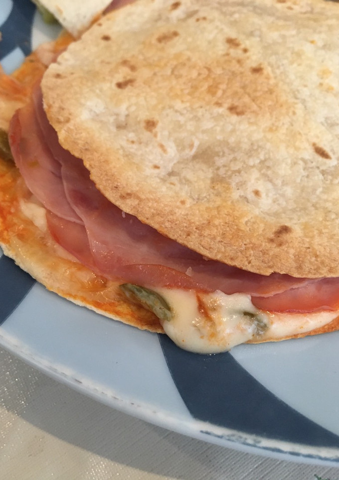Una foto de Quesadilla de jamón y queso picante