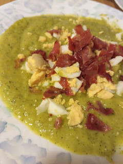 Una foto de Puré de calabacín con crujiente de jamón