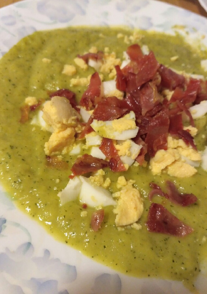 Una foto de Puré de calabacín con crujiente de jamón