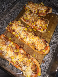 Una foto de Panini de bacon y maíz