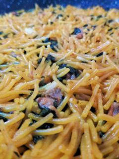 Una foto de Fideos con secreto, espinacas y calçots