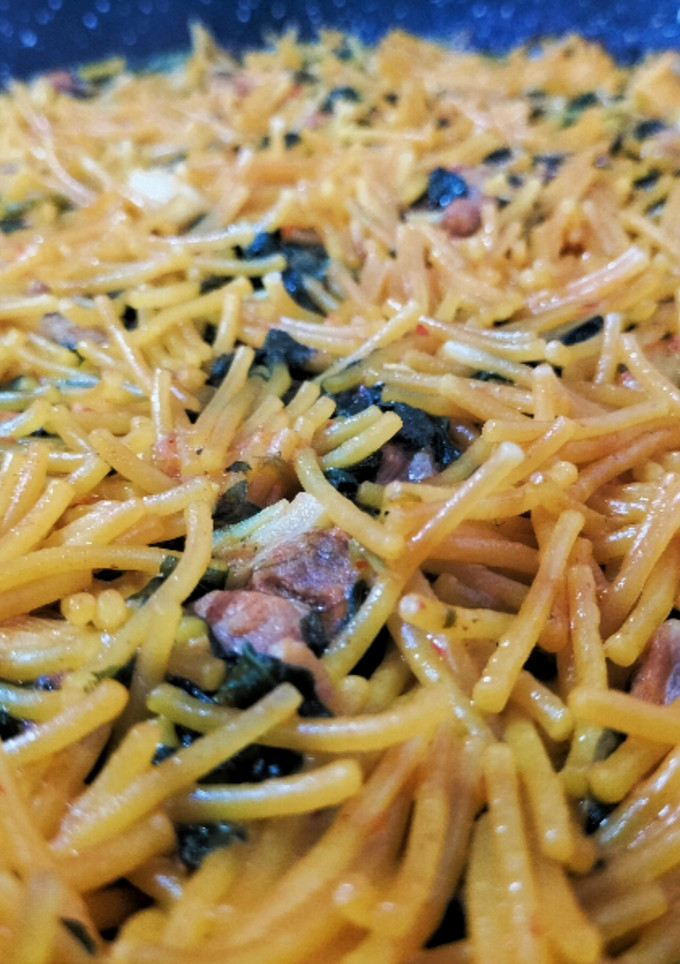 Una foto de Fideos con secreto, espinacas y calçots