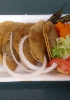 Una foto de Taquitos dorados