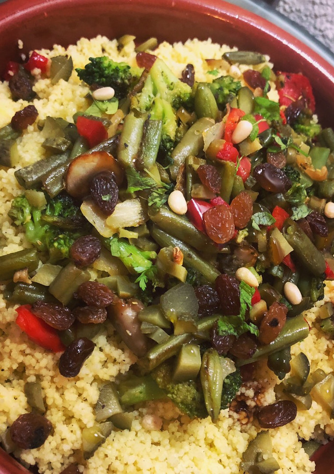 Una foto de Tabulé vegetariano con encurtidos 🥙