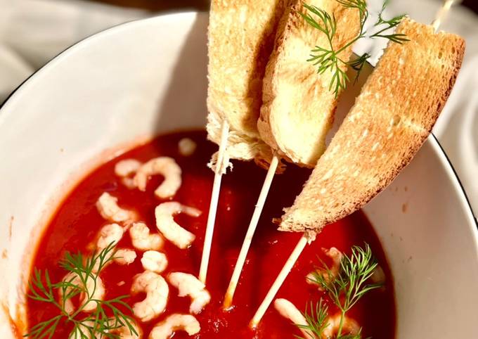 Schnelle Tomatensuppe mit Shrimps und italienischem Weißbrot
