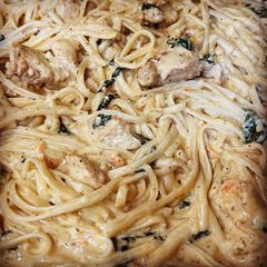 A picture of Creamy Garlic Chicken Pasta {with Tomato & Spinach}.