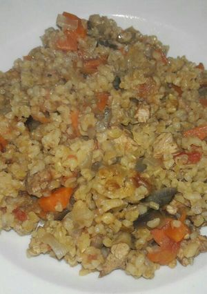 Una foto de Guisito de trigo Burgol con pollo y vegetales