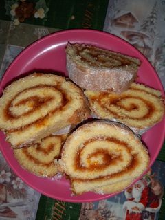 Sárgabaracklekváros piskótatekercs recept fotója