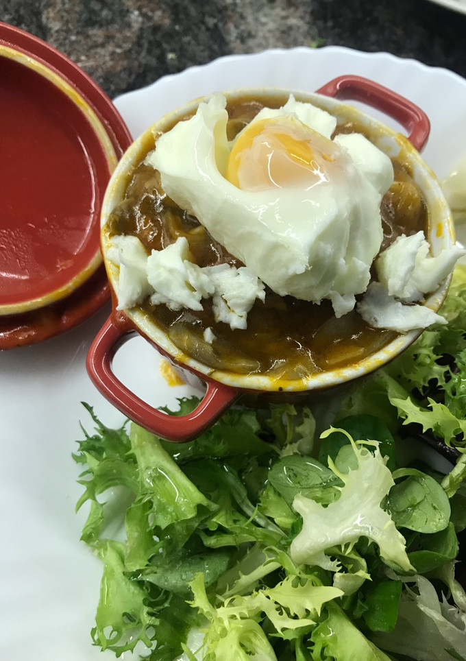 Una foto de Cazuelita de huevo poché, champiñón y cebolla