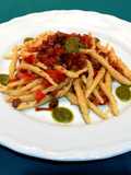 Trofie salsiccia, pomodorini e gocce di pesto