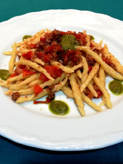 Foto di Trofie salsiccia, pomodorini e gocce di pesto
