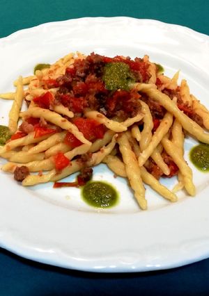 Foto di Trofie salsiccia, pomodorini e gocce di pesto