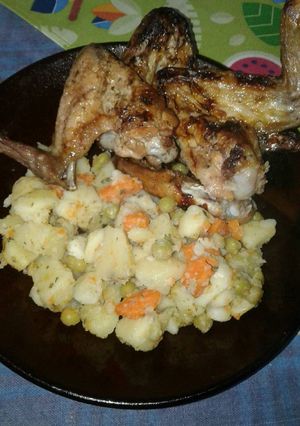 Una foto de Ensalada rusa con alitas a las brazas