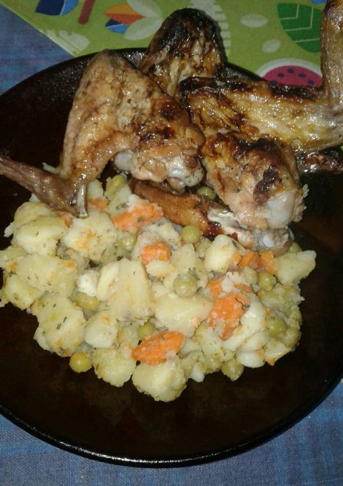 Una foto de Ensalada rusa con alitas a las brazas
