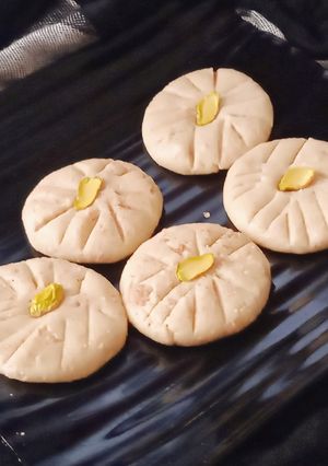 इंस्टेंट काजू पेड़े (instant kaju pede recipe in Hindi) रेसिपी मुख्य फोटो