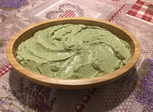 Una foto de Lactonesa de albahaca y cilantro (dip)