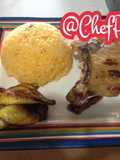 Chuletas a la plancha con arroz amarillo con cebollas y ají acompañado de tajadas