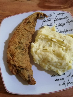Una foto de Pescado frito con puré