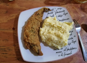Una foto de Pescado frito con puré