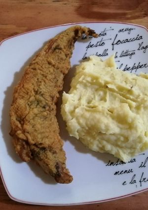 Una foto de Pescado frito con puré