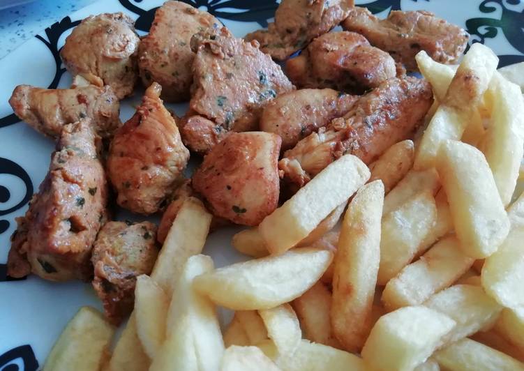Pinchitos de pollo en adobo y patatas fritas