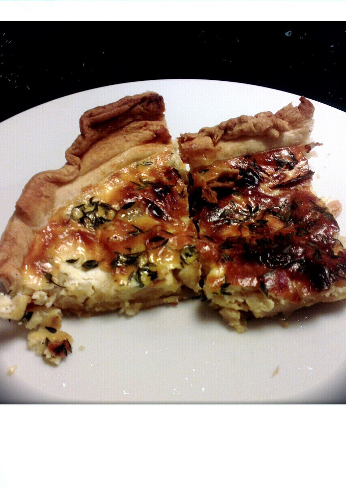 Una foto de Quiche francesa con manzanas y queso de cabra
