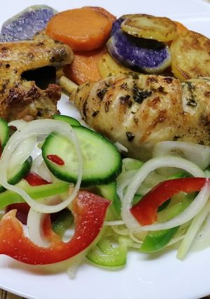 Gremolátás fűszervajas csirke, színes körettel és salátával recept fotója