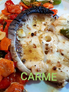 Una foto de Tintorera al horno con verduras