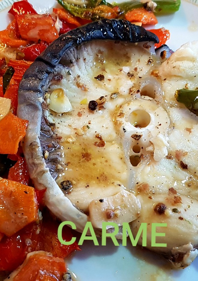 Una foto de Tintorera al horno con verduras