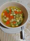 Sopa de verdura y huesos de pollo con zanahoria rescatada 😅