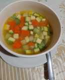 Sopa de verdura y huesos de pollo con zanahoria rescatada 😅