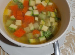 Una foto de Sopa de verdura y huesos de pollo con zanahoria rescatada 😅