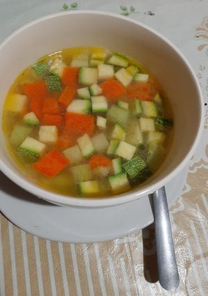 Una foto de Sopa de verdura y huesos de pollo con zanahoria rescatada 😅