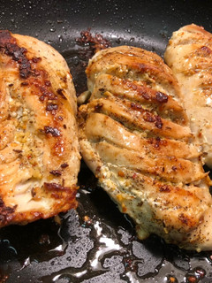 Una foto de Pechugas de pollo con sazón criollo