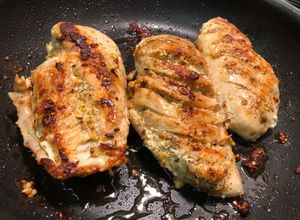Una foto de Pechugas de pollo con sazón criollo