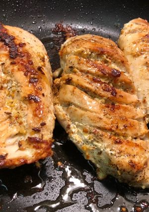 Una foto de Pechugas de pollo con sazón criollo
