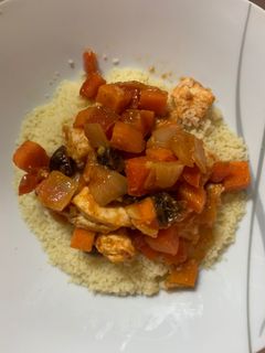 Una foto de Cuscús con pollo y verduras