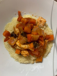 Una foto de Cuscús con pollo y verduras