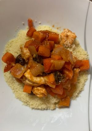 Una foto de Cuscús con pollo y verduras