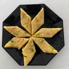 A picture of Semolina barfi.