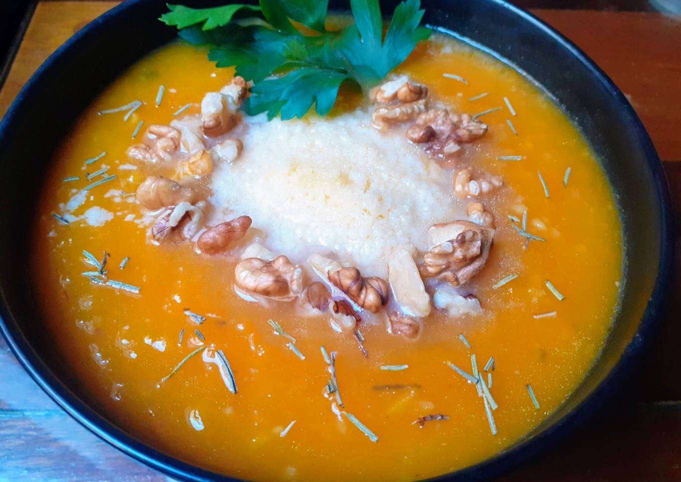 Sopa Crema de Calabaza al Romero con Nuez