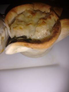 Una foto de Canastitas de verdura, queso y salsa blanca