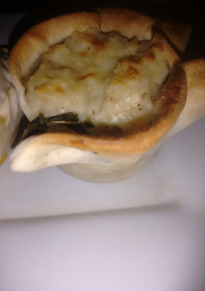 Una foto de Canastitas de verdura, queso y salsa blanca