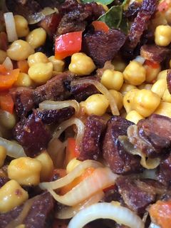 Una foto de Garbanzos al curry guisados con tocineta ahumada