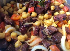 Una foto de Garbanzos al curry guisados con tocineta ahumada