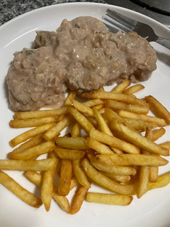 Una foto de Solomillo con salsa de foie y brie trufado 🍖🥔