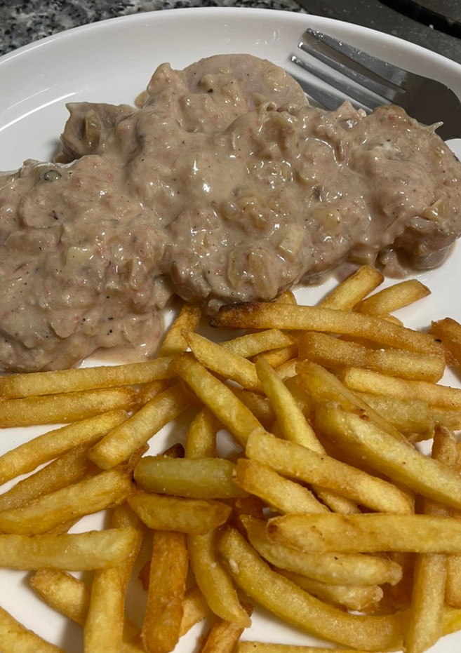 Una foto de Solomillo con salsa de foie y brie trufado 🍖🥔