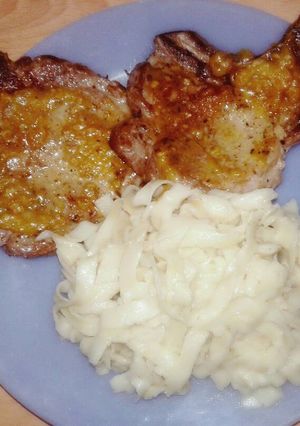 Una foto de Costeletas de cerdo a la mostaza con fideos blancos