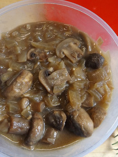 Una foto de Potaje de champiñones con cebolla a cocción lenta