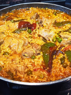 Una foto de Arroz con costillejas, judías verdes y guisantes
